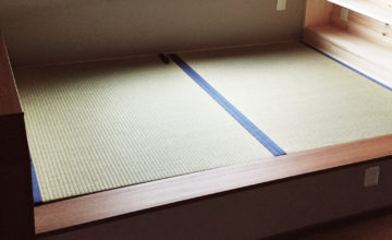 【畳下収納付きベット】布団を敷いたときに掛布団が落ちないよう幅を広めに計画しました。 畳を簡単に外せるように取っ手をつけました。