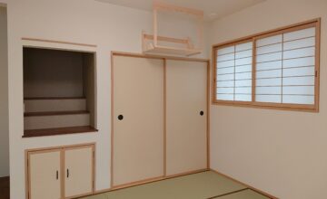 リビングは畳を採用して和室に。押し入れを備え付けて、和室の引き戸を閉めれば来客にも対応できるようになっています。
