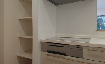 キッチンのすぐ隣には収納スペース。稼働棚にすることで、ストックするものに合わせて高さを調節することができ使い勝手抜群です。