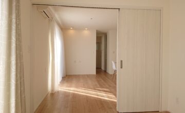 リビングへ繋がる個室は、今は居室として使用し、今後は家族の環境の変化に対応しリビング繋がりのお部屋としても活用することができます。