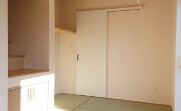 玄関からも直接出入りができる和室。客間としてだけでなく、室内物干しを設けることで物干しスペースにも早変わりします。