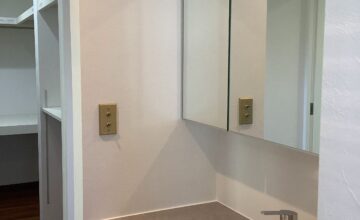 洗面所は、廊下に面して設置しました。カウンタータイプの洗面台と照明がレトロで可愛いです。土間スペースへも直結しているので、使い勝手の良い動線になっています。