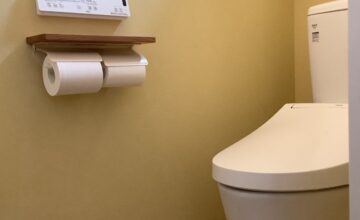 こちらのトイレは雰囲気がガラッと変わって、黄色いクロスでかわいい印象になりました。