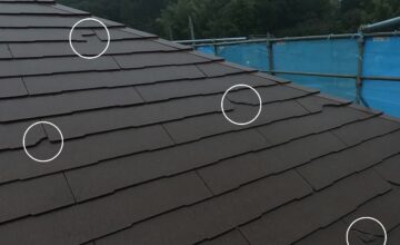 台風被害で多くのヒビや割れが発生していた古い屋根。