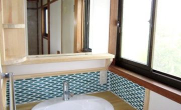 【2F洗面所】御施主様支給の洗面ボール・名古屋モザイクタイルを使用して可愛らしい印象に。 海を感じさせる爽やかな洗面所になっています。