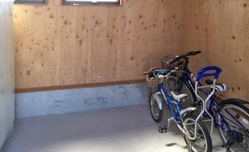 【倉庫】外用の倉庫は自転車などの収納に便利。