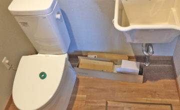【トイレ】お引越しする前のおうちについていた掃除流しがまだ新しかったので取り付けしました。 機能がシンプルなトイレを設置し将来のためにＬ型手摺をつけました。 ※工事中の写真です。点検にいったら撮影してきます。