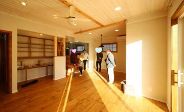 【リビング】間取り、素材、色、そして建物性能。デザインにも住環境にもこだわった家が完成しました。