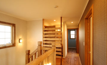 【廊下】家全体の素材感を統一し、バランスのいいデザインに仕上がりました。 廊下や階段も、歩いているだけでなんだかワクワクしてきます！！